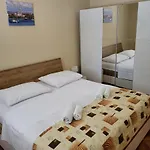 In With Air Conditioning, Wifi, Washing Machine, Dishwasher *