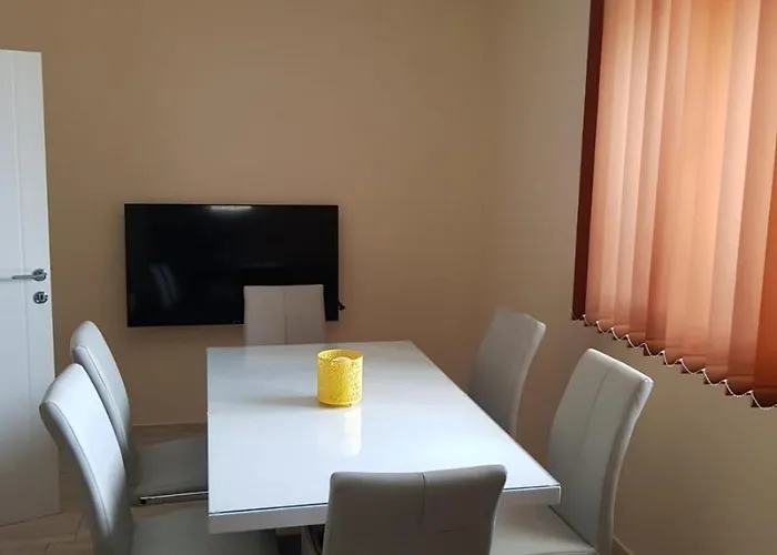 Apartment In With Air Conditioning, Wifi, Washing Machine, Dishwasher