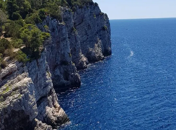 In With Air Conditioning, Wifi, Washing Machine, Dishwasher *