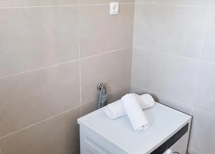 In With Air Conditioning, Wifi, Washing Machine, Dishwasher *